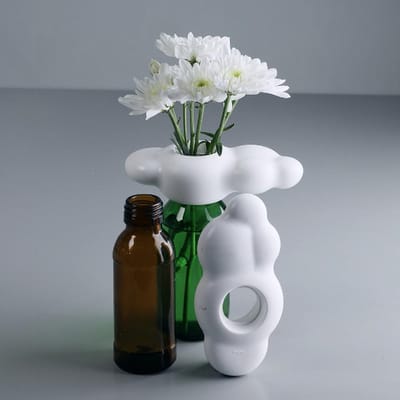 Qualy - Cloud Decorative Vase - Screw Cap Bottle Vase Schroefdop Flessen decoratieve vaas voor Bloemen en/of Riet diffuser Kleur: Wit Materiaal: Gerecycled PP W78xL133xH37mm 130gr