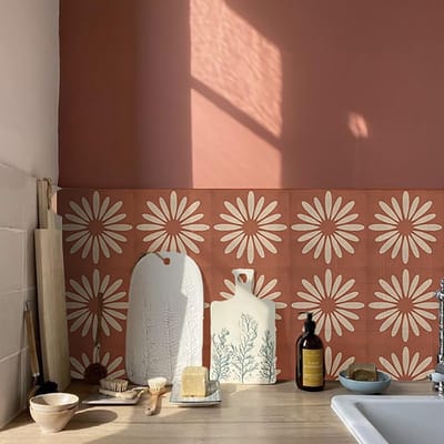 Allecto - Tegelstickers - Zelfklevend - Badkamer en Keuken - Rode en Witte Bloemen - Makkelijk aan te brengen - Decoratie - Geschikt voor binnen - ...