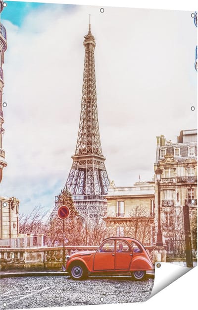 Gards Tuinposter Eiffeltoren in Parijs met een Rode Kever Auto - 90x120 cm - Tuindoek - Tuindecoratie - Wanddecoratie buiten - Tuinschilderij