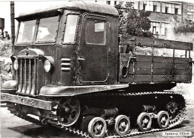 Zvezda Modelbouwpakket Landbouwvoertuigen - 3663 Soviet artillery tractor STZ-5 Plastic - 1:35 - Modelbouw