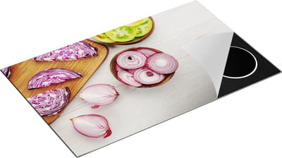 Chefcare Inductie Beschermer Gesneden Uien op een Witte Houten Tafel - 85x52 cm - Afdekplaat Inductie - Kookplaat Beschermer - Inductie Mat