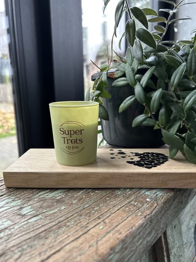 Creaties van Hier - Kaarsen - Supertrots - Wenskaarsje met Plankje - Hout - Glas - 6,7 x 5,6 cm