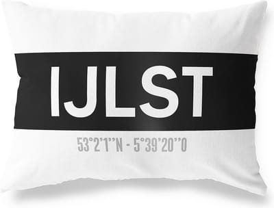 Tuinkussen IJLST - FRIESLAND met coördinaten - Buitenkussen - Bootkussen - Weerbestendig - Jouw Plaats - Studio216 - Modern - Zwart-Wit - 50x30cm