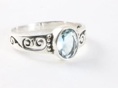 Fijne opengewerkte zilveren ring met blauwe topaas - maat 15.5