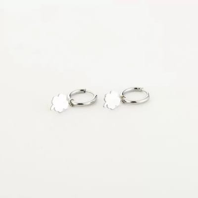 Minimalistische oorbellen met klavertjes - Yehwang - Zilveren oorbellen - Stainless Steel oorbellen dames (verkleurt niet!) - Zilver - Oorbellen - Waterproof - 2 x 0,70 cm - Kerst sieraden - Kerst - Party - Sinterklaas - Moederdag - Valentijn