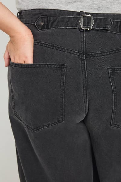 boohoo Dames Plus Jeans Met Getailleerde Taille En Verstelbare Pasvorm | Washed Black | Maat: 44