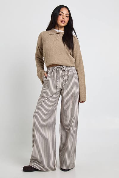 boohoo Dames Geweven Gestreepte Wijde Pijpenbroek met Elastische Taille | Chocoladebruin | Maat: 34