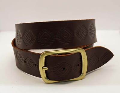 Leren riem met wisselbare gesp donker bruin met indianen tekens in de lengte 110 cm - lederen western riem donker bruin lengte 110 cm - donker bruin buckle riem met siertekens - leren buckle riem van 4 cm breed voor heren en dames