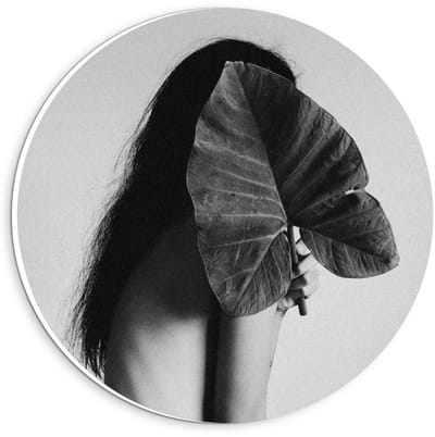 Forex Wandcirkel - Vrouw met Groot Blad voor haar Gezicht  - 20x20cm Foto op Wandcirkel (met ophangsysteem)
