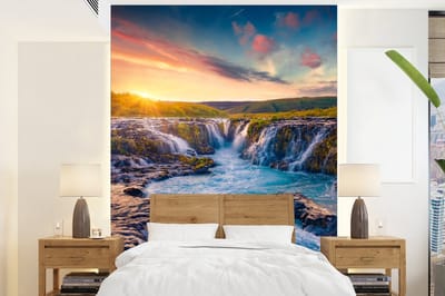 Behang - Fotobehang Waterval - Planten - Mos - Landschap - Zonsondergang - Rots - Breedte 165 cm x hoogte 220 cm