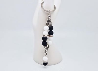 Handgemaakte Harmony Sleutelhanger van natuursteen "Witte Agaat-Lava Donker" en metaal - diameter kralen 10mm - Aantal stenen10- Een mooi cadeau-idee en een bijzonder aandenken