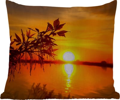 Tuinkussen - Zonsondergang - Water - Planten - Oranje - 40x40 cm - Weerbestendig