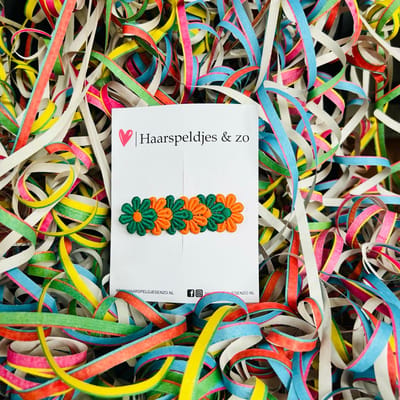 Groen/oranje madeliefjes op alligatorclip - carnaval (klein) - haaraccessoires