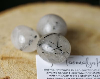 Toermalijn in Kwarts - Trommelsteen - edelstenen - Perfect cadeau voor mannen en vrouwen - Inclusief uitleg - Spiritueel - Black Tourmalie - Angst - Tegen straling - Ontspanning - Aarding - Stress - 100% NATUURLIJK
