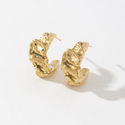 Goudkleurige Stainless Steel Oorstekers – 18k Gold Plated – 2.2 cm – Hypoallergeen - CC stud - The Jewellery Salon - Statement oorbellen