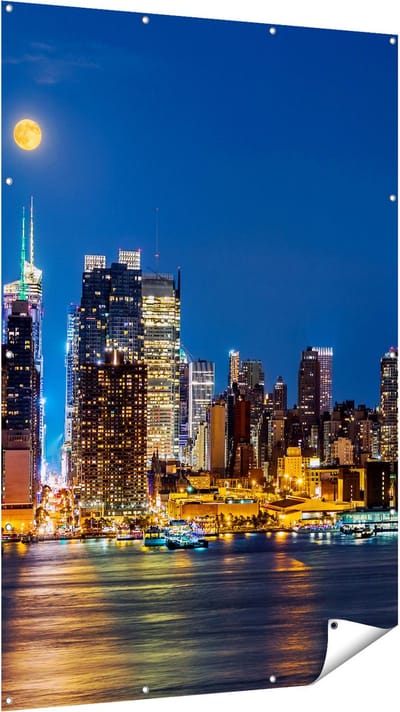 Gards Tuinposter Verlichte Skyline van New York met Volle Maan - 120x180 cm - Tuindoek - Tuindecoratie - Wanddecoratie buiten - Tuinschilderij