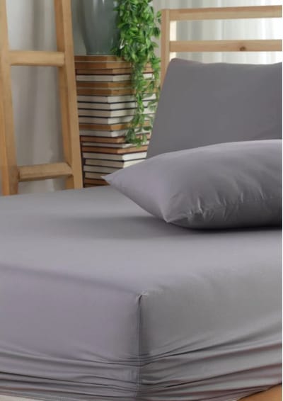 Hoeslaken - Inclusief Kussensloop - 100% Ranforce Katoen - 140x200 cm - Grijs - Zacht - Ademend & Hypoallergeen - Elastische Hoeken tot 35 cm - Perfecte Pasvorm - De Linde Home