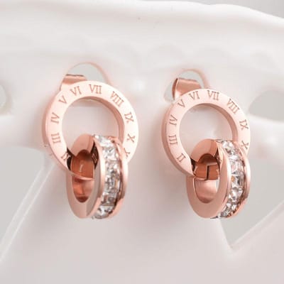 Boucles d'oreilles à clous en acier titane de haute qualité de marque supérieure, à double enroulement, chiffres romains, cristal pour femmes, bijoux cadeau beige