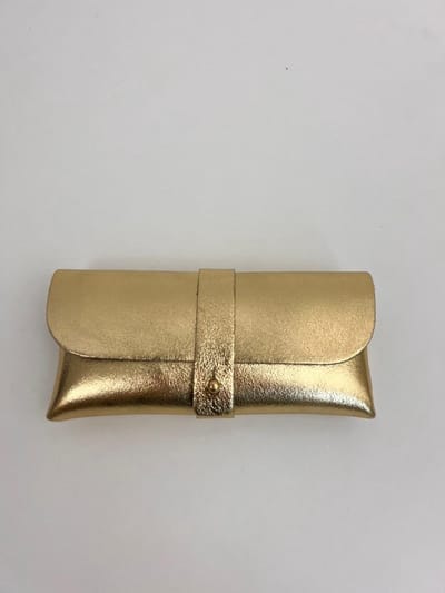 Zonnebrilhoes Goud / Gold - Echt leer 100% - 16 x 8 cm - Accessoire - Zonnebril - Modern - Hip - Trendy - Trendsetter Wauw - Fashion Trending Handig Gadget - Sunglasses Wallet - Zon - Lente Zomer - Make up - Accessoires - Dames Heren Kinderen - Vrouw
