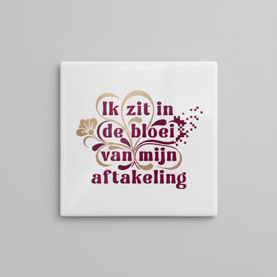 “Ik zit in de bloei van mijn aftakeling” Grappige Nederlandse Quote Keramische Tegel – 15×15 cm Humoristische Muurdecoratie Cadeau