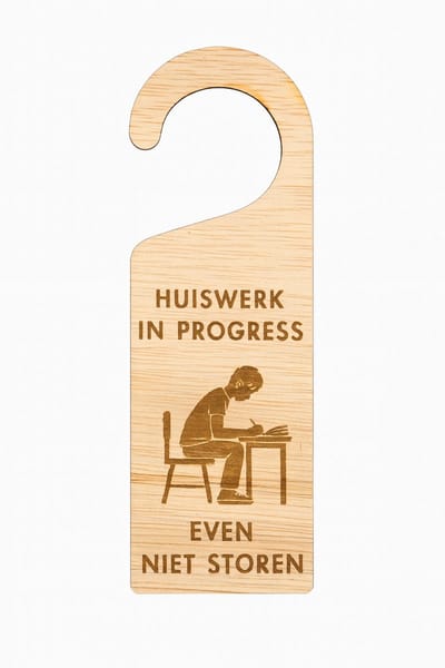 Houten deurhanger - "Huiswerk in progress, even niet storen" - ongestoord je huiswerk kunnen maken met deze handgemaakte deurhanger