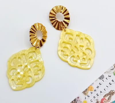 Jeannette-Creatief® - Resin - Barok Ruit - Oorstekers - Oorbellen Dames - Oorbellen Geel - Gele Oorbellen - Statement Oorbellen - Oorhangers - Goudkleurige RVS Ronde Oorstekers - Pasen - Easter