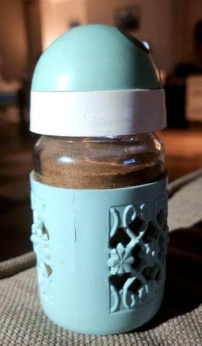 Banu Chai pure original powder 80 gr Ceylon Kaneelpoeder Cinnamon ground in beautiful reusable glass shaker.