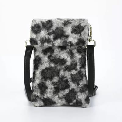 faux fur tasje leo – panterprint schoudertasje – 100% polyester – zacht bonttasje – 18 x 12 cm – dames handtasje – klein tasje met panterprint – fluffy bag – trendy tas dames – leopard print accessoires – modetasje voor avond of festival