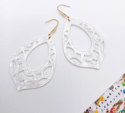Jeannette-Creatief® - Resin - Barok Druppel Groot Wit - Witte Parelmoer Oorbellen - Resin Oorbellen – Witte Oorbellen - Gouden Oorbellen - Oorbellen – Oorhangers - Oorbellen dames - Oorhaakjes