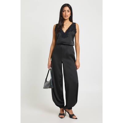 boohoo Dames Satijnen Jumpsuit met Kanten Afwerking en Harembroek | Black | Maat: 8
