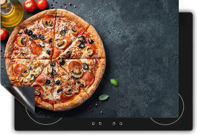 Chefcare Inductie Beschermer Pepperoni Pizza op een Zwarte Marmeren Plaat - 60x50 cm - Afdekplaat Inductie - Kookplaat Beschermer - Inductie Mat