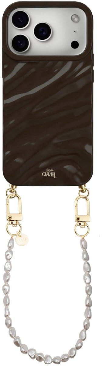 xoxo Wildhearts Glaze Cord Case Bruin - Geschikt voor iPhone 17 Pro Max - Pearlfection - Kort koord - Glimmend siliconen telefoonhoesje met plooien - Dream hoesje met koord - Parelketting - Telefoonkoord