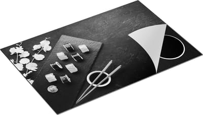 Chefcare Inductie Beschermer Sushi met Bloemen op Zwarte Marmer - Zwart Wit - 80x50 cm - Afdekplaat Inductie - Kookplaat Beschermer - Inductie Mat