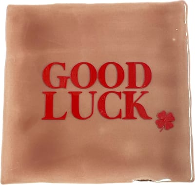 Hippe tegeltje met tekst: Good Luck | Zalm/licht roze met rood | Gepersonaliseerde cadeau | Hippe Spreuktegel | Nieuwe woning cadeau | Housewarming cadeau
