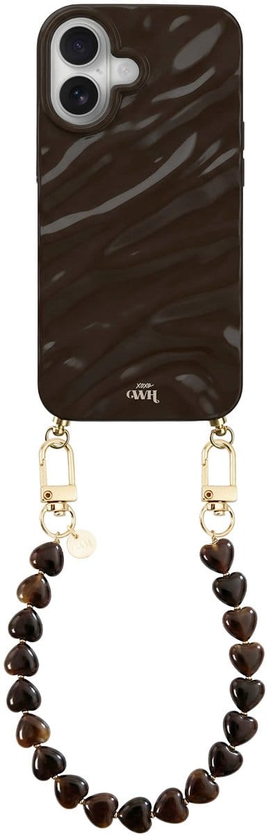 xoxo Wildhearts Brown Glaze telefoonhoesje met koord - geschikt voor iPhone 16 - Sweetheart Brown - Dream hoesje met telefoonkoord - Glimmende silicone case met plooien - Korte hartjes ketting met gouden details - Bruin