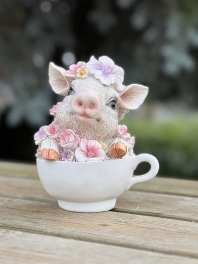 Bloemen varkentje in tas 14 cm hoog - konijn - dierenbeeld - polyester - fleurig - lief - lente - zomer - decoratie - interieurdecoratie - tuindecoratie - cadeau - geschenk - voor haar - Moederdag - Vaderdag - Verjaardag - Nieuwjaar - Kerst - Pasen