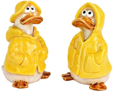 2 Eendjes in regenjas van aardewerk ,(B/H/D) 8x14x8cm