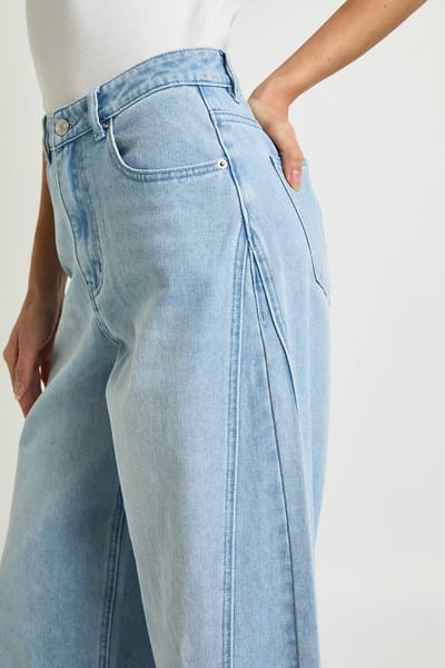 boohoo Dames Lange midden taille, gedraaide naad, tonnenbeen spijkerbroek | Bleach Wash | Maat: 6