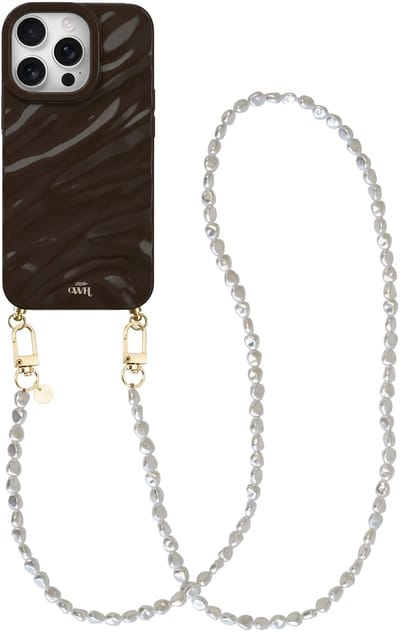 xoxo Wildhearts Glaze Cord Case Bruin - Geschikt voor iPhone 16 Pro Max - Pearlfection - Lang koord - Glimmend siliconen telefoonhoesje met plooien - Dream hoesje met koord - Parelketting - Telefoonkoord