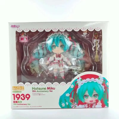 En stock 1939 Hatsune Miku Figurine Anime 15e Anniversaire Fraise Miku Figurine d'Action Modèle de Collection Poupée Jouets Cadeau gray