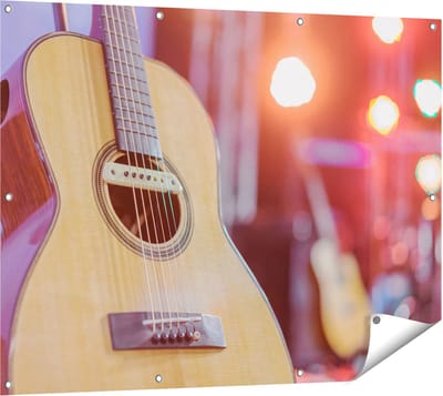 Gards Tuinposter Gitaar bij het Podium - 120x90 cm - Tuindoek - Tuindecoratie - Wanddecoratie buiten - Tuinschilderij