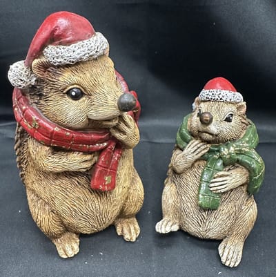 Kerstbeeldjes - Set van 2 Kerst egels - polyresin - Egel met rode muts & Egel met groene muts - meerkleurig + goud - hoogte 13 x 8 x 5 cm - Kerstdecoratie - Woonaccesoires - Kerst acce