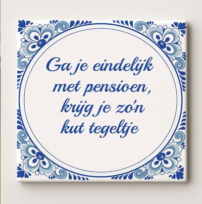 Grappige Pensioen Tegel 15x15cm – “Ga Je Eindelijk met Pensioen, Krijg Je Zo’n Kut Tegeltje” – Hilarisch Afscheidscadeau – Blauwe Delfts Stijl Keramische Wanddecoratie