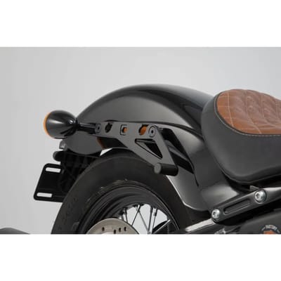 Zijtassenhouder, rechts SW-Motech SLH LH1. Harley Davidson Street Bob/Slim/Standard.