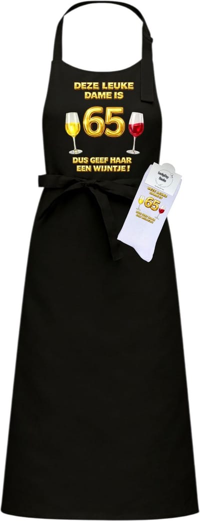 Luxe Keukenschort en sokken met tekst - Giftset - Deze leuke vrouw is 65 - Moederdag - Vaderdag - Zwart - Verstelbaar - Cadeau idee - Verjaardag - Cadeau dames en heren - Liefste Opa en Oma cadeau - Kerst cadeau - Grappig cadeau - Onesize