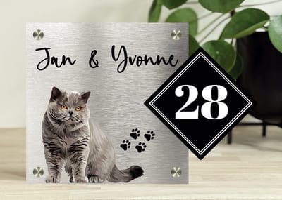 Naambordje / huisnummer voordeur Britse korthaar 20x28 cm met zwart huisnummerbordje