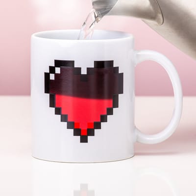 Kikkerland Mok / Beker - Warmte verkleurend - Pixel - In een hart design - Voor koffie en thee - Porselein - Retro - Rood/Zwart - Liefde - Magische mok