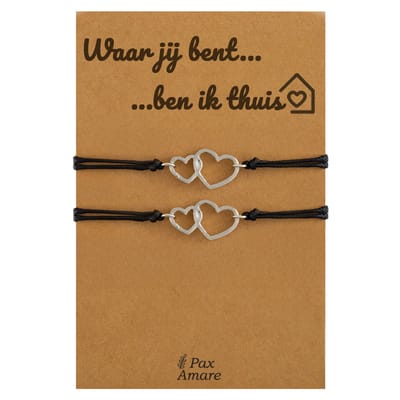 Koppel Armbandjes voor 2 "Waar jij bent, ben ik thuis" - Verbonden Hartjes - Vriendschapsarmbandjes met Liefdevol Cadeau Kaartje - Zilverkleurig - Elastisch Verstelbaar - Pax Amare