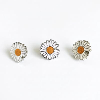 Wit en geel madeliefje broche set dames – 3 stuks metalen broches met bloemvorm en emaille afwerking – kleine decoratieve spelden voor sjaal, jas of kledingaccessoire