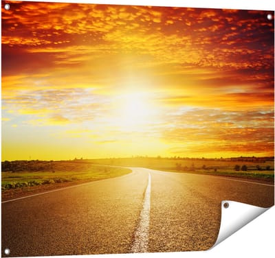 Gards Tuinposter Zonsondergang Over de Weg met een Rode Lucht - 100x80 cm - Tuindoek - Tuindecoratie - Wanddecoratie buiten - Tuinschilderij